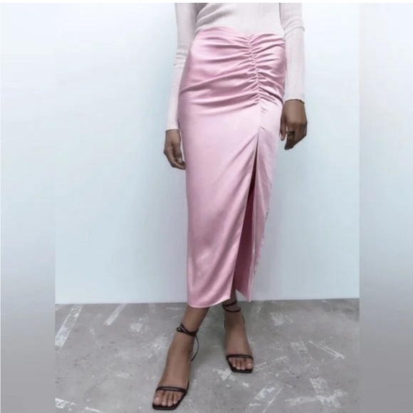 Zara satin silky pastel pink scrunched skirt - Picture 3 of 10